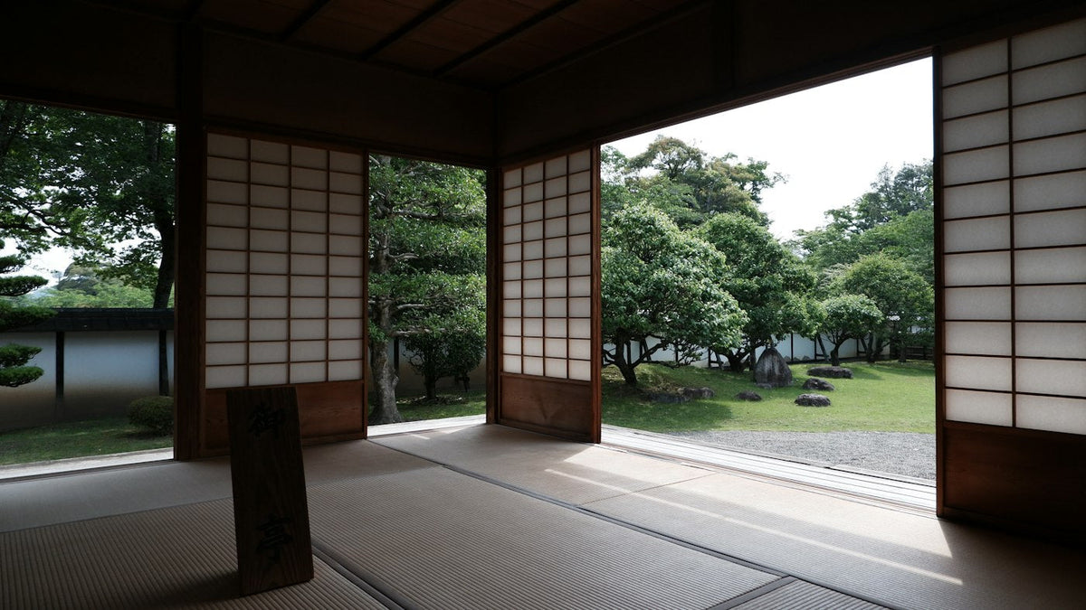Pièce japonaise avec sol en tatami et portes coulissantes shoji