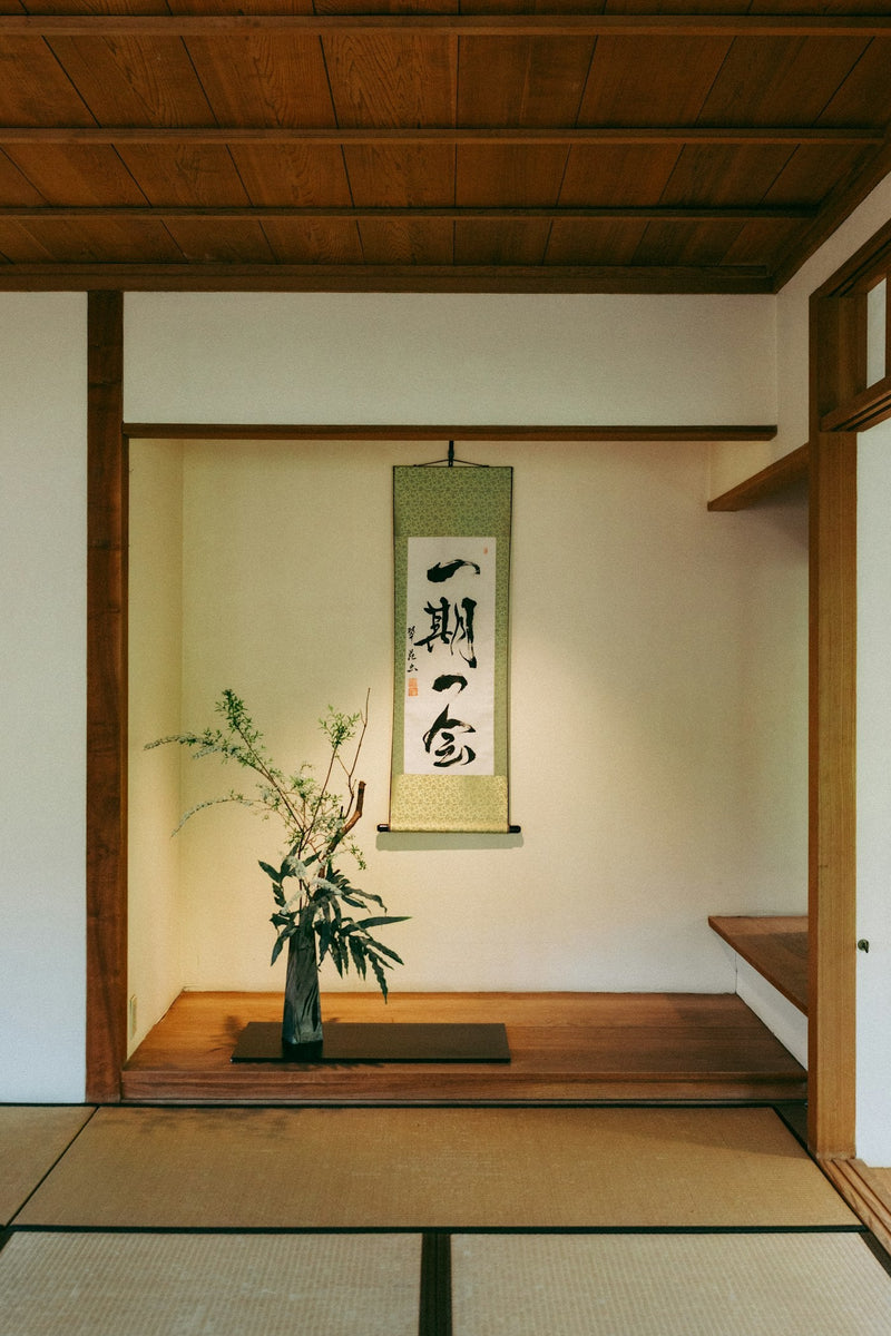 Alcôve japonaise tokonoma avec ikebana