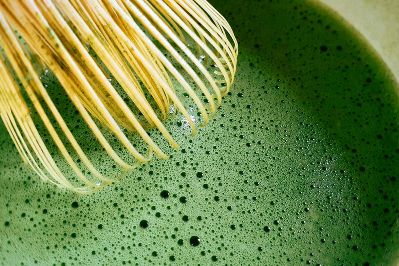 Matcha fouetté au chasen en bambou